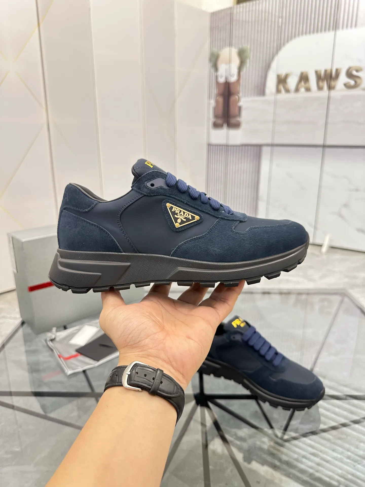 Men's shoes: 💰P580¥ High-end top quality Product trademark: Prada *"Prada*" low-top casual shoes Regular size: 38-45 (can be customized to 46) Product materials: upper imported first-layer nubuck leather spliced ​​with original materials, cowhide lining, cowhide feet, original outsole. Number: 832